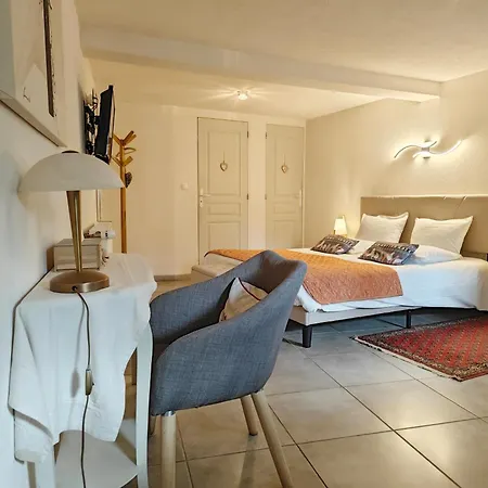 Aux Deux Cigognes Bed and Breakfast