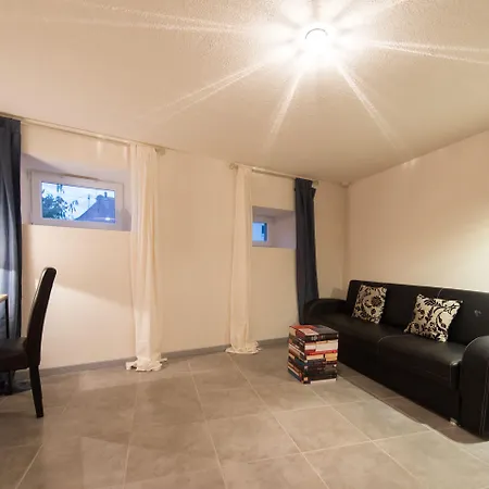 Aux Deux Cigognes Bed & Breakfast